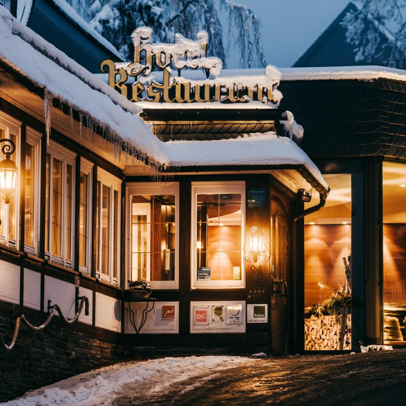 verschneiter Hoteleingang Romantik Berghotel Astenkrone 