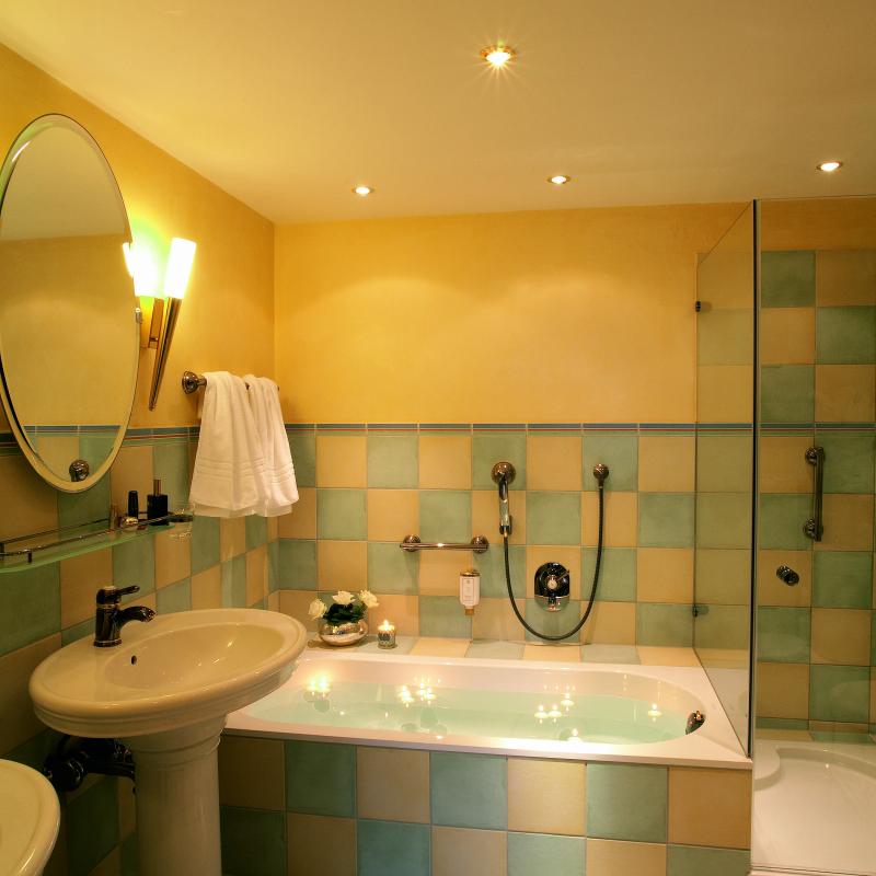 Zimmer 1: schönes Badezimmer mit eingelassener Badewanne und 2 Waschbecken