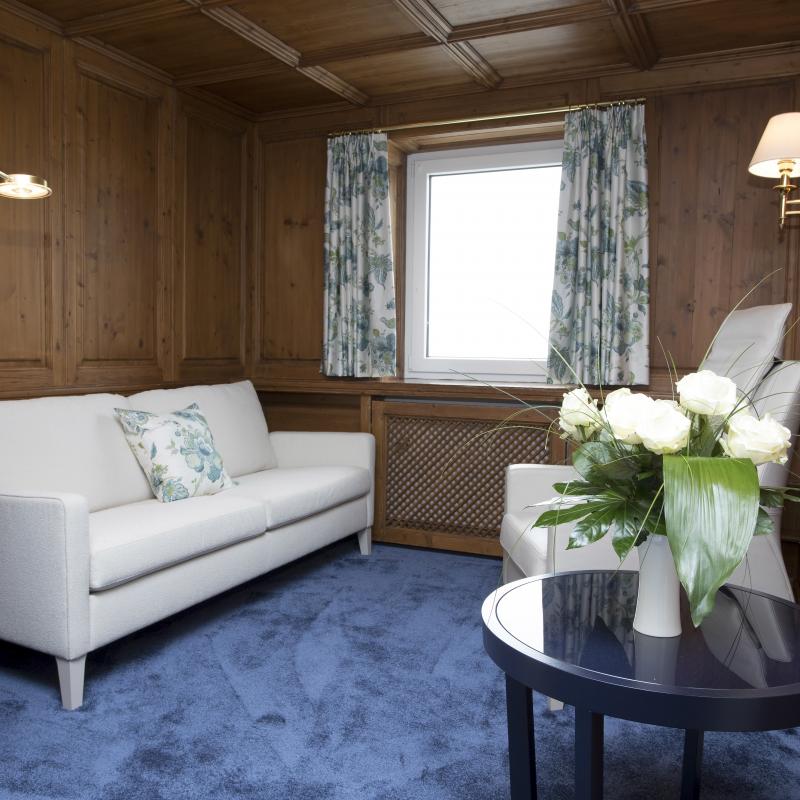 Zimmer 3: Kleines Nebenzimmer der geräumigen Suite Deluxe, mit traumhaften Blick auf Altastenberg, mit Sofa und Sessel