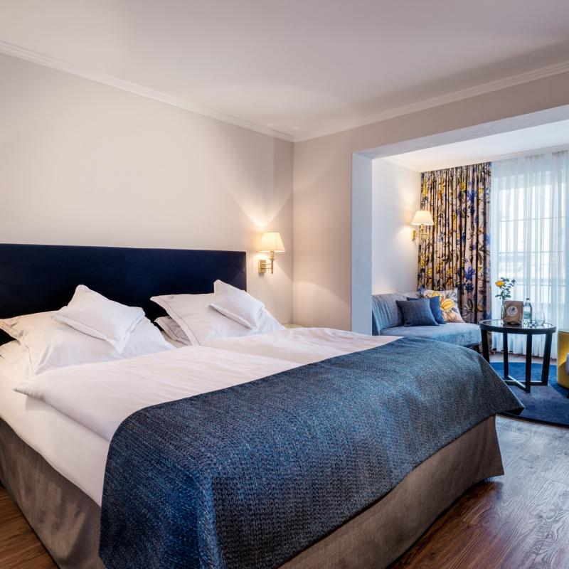 Zimmer 10: gemütliches Doppelbett mit großer Sofaecke und Couchecke - alles Made in Germany