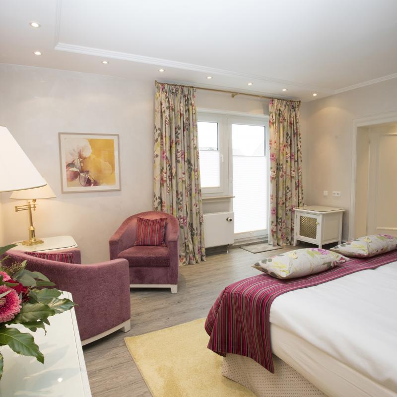 Zimmer 17: Großes idyllisches Zimmer mit bequemen Doppelbett, Sesseln und Zugang zum Balkon