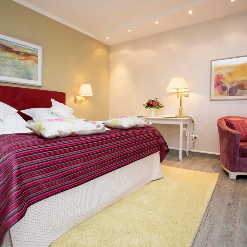 Zimmer 17: Tolles Zimmer mit Doppelbett, Sessel und Schreibtisch, alles in schönem rotem Ambiente 
