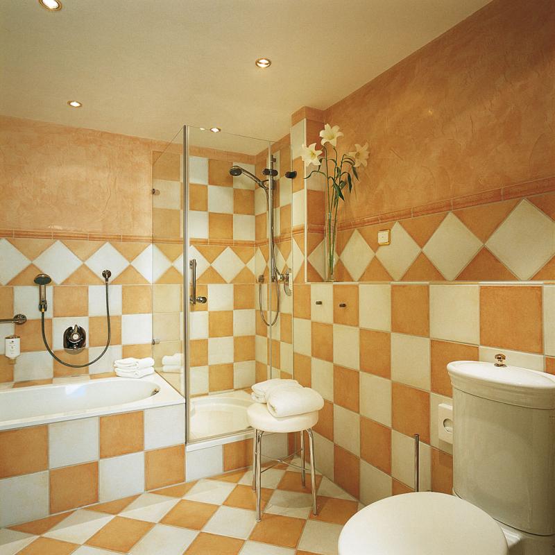 Zimmer 20: großes Badezimmer mit Dusche und Badewanne