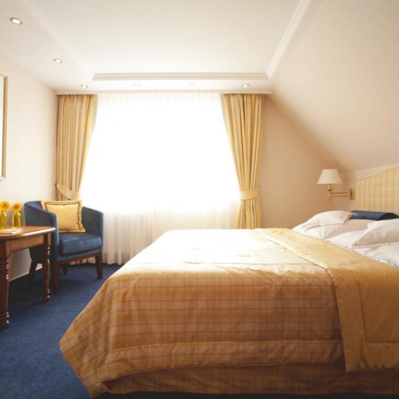 Zimmer 21: Helles Doppelzimmer mit gemütlichem Bett und 2 BW Sesseln