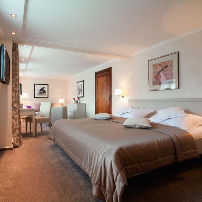 Zimmer 27: großes luxuriöses Zimmer mit riesigem Doppelbett, Flat-Screen, Schreibtisch und Sofaecke