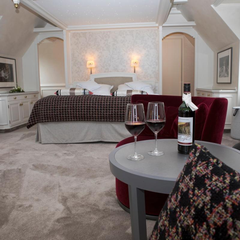 Zimmer 36: Himmelgroße Suite Deluxe, mit bequemen Doppelbett, Sessel, Couchtisch und flauschigem Teppich