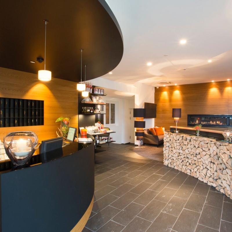 Eingang und Lobby mit Kamin und Feuerholz sowie Sky Sport zum Fußball gucken im Sauerland