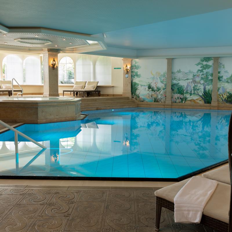 großes Schwimmbad mit herrlich blauem Wasser sowie hot whirlpool